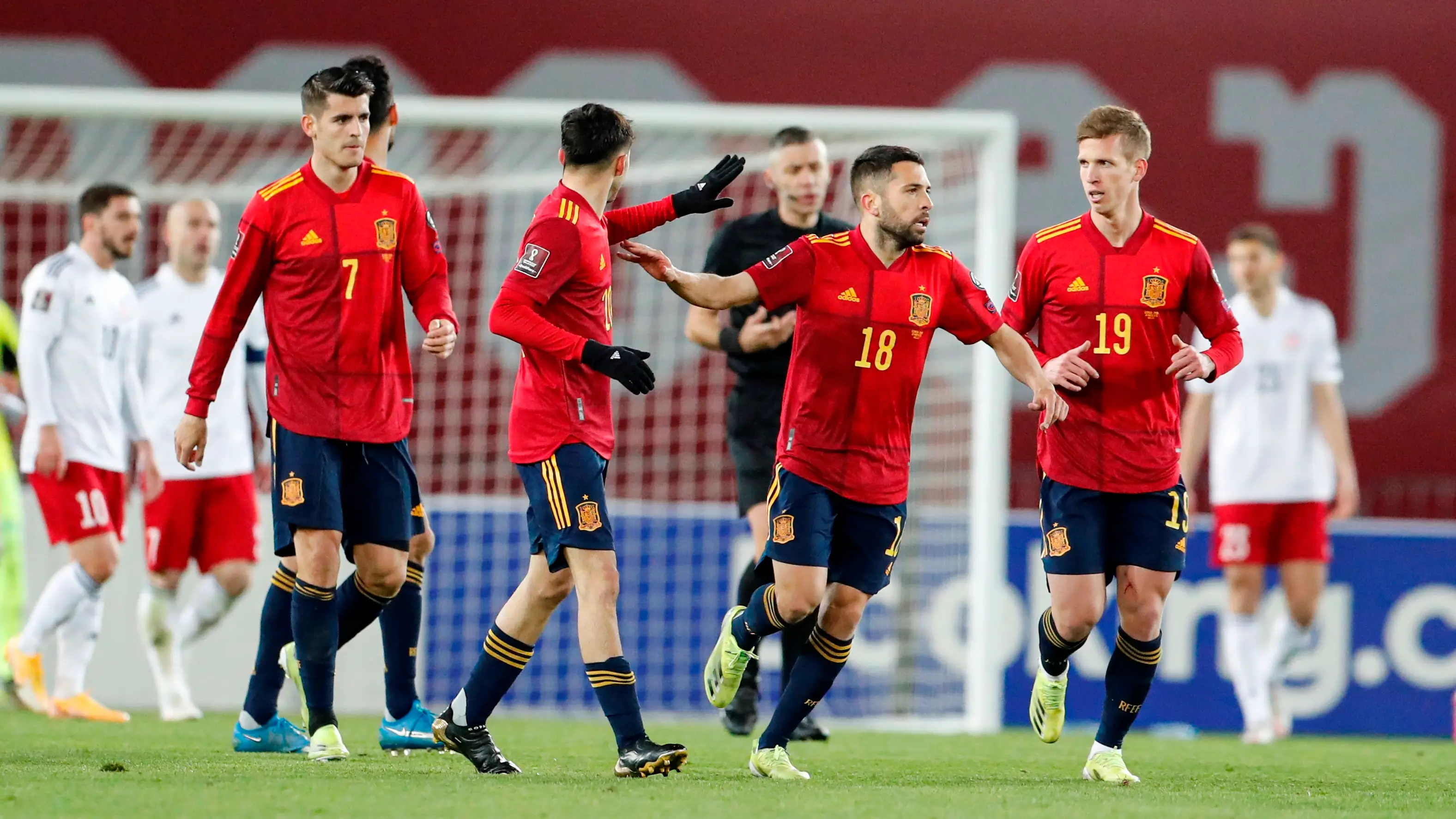 Los jugadores espa&ntilde;oles celebran un gol ante Georgia