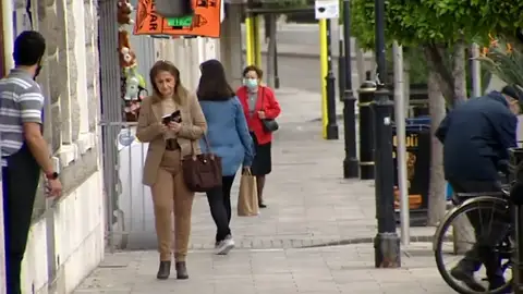 Personas en la calle sin mascarilla en Gibraltar Personas en la calle sin mascarilla en Gibraltar