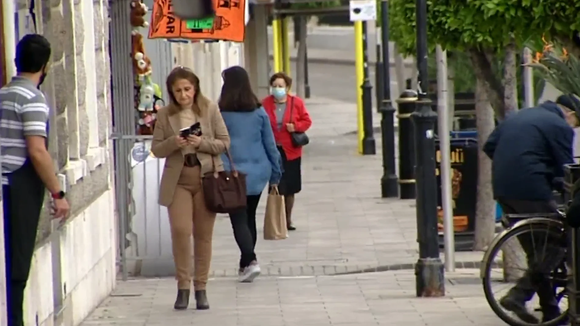 Personas en la calle sin mascarilla en Gibraltar Personas en la calle sin mascarilla en Gibraltar