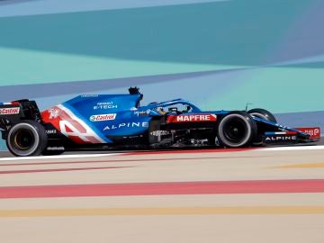 Fernando Alonso abandona el GP de Baréin por un fallo eléctrico en su regreso a la Fórmula 1