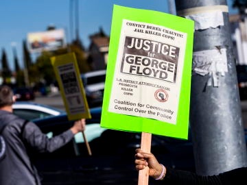 Cartel que pide justicia por el asesinato de George Floyd