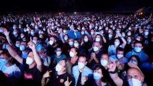 Momento del concierto de Love of Lesbian en el palau Sant Jordi de Barcelona