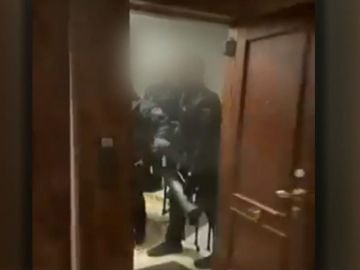 El vídeo de la polémica intervención policial en la que los agentes entraron a la fuerza en una fiesta ilegal