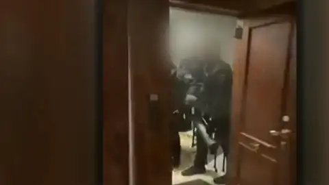 El vídeo de la polémica intervención policial en la que los agentes entraron a la fuerza en una fiesta ilegal El vídeo de la polémica intervención policial en la que los agentes entraron a la fuerza en una fiesta ilegal