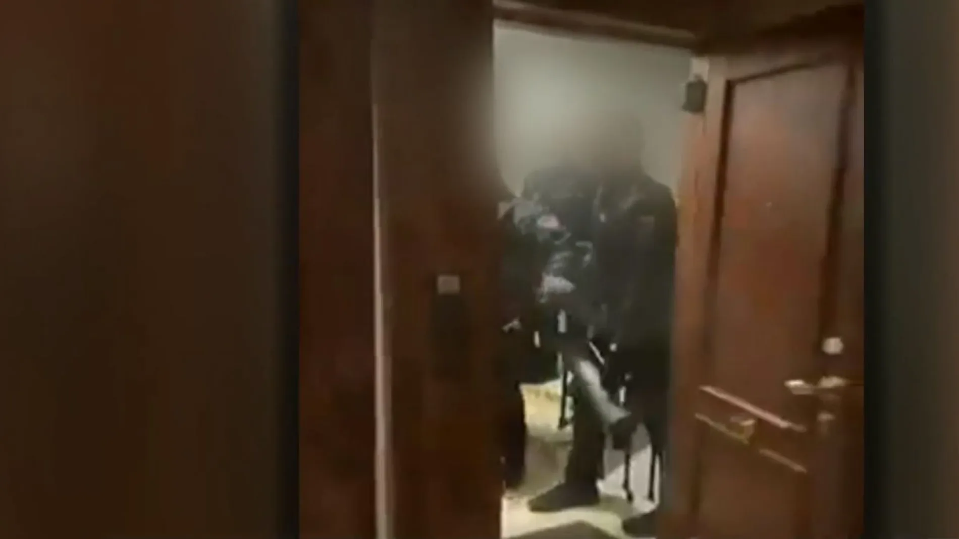 El vídeo de la polémica intervención policial en la que los agentes entraron a la fuerza en una fiesta ilegal