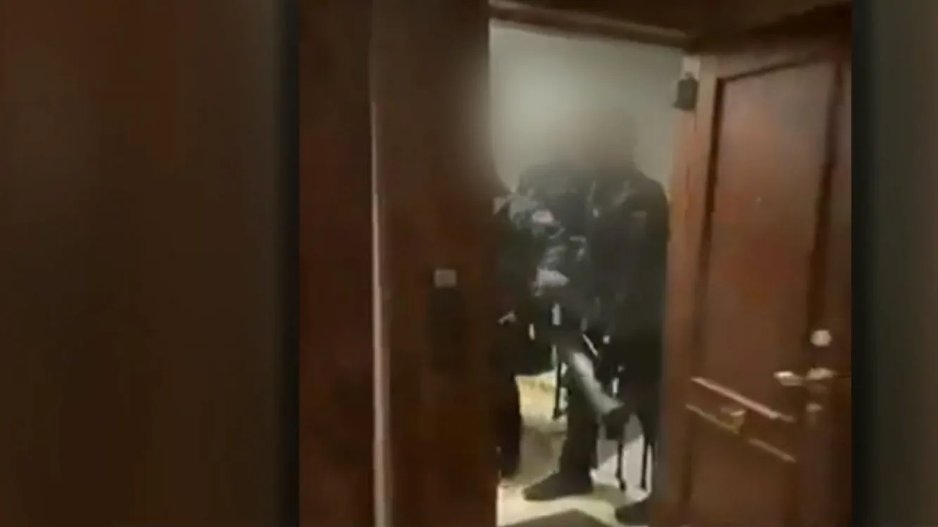 El vídeo de la polémica intervención policial en la que los agentes entraron a la fuerza en una fiesta ilegal El vídeo de la polémica intervención policial en la que los agentes entraron a la fuerza en una fiesta ilegal