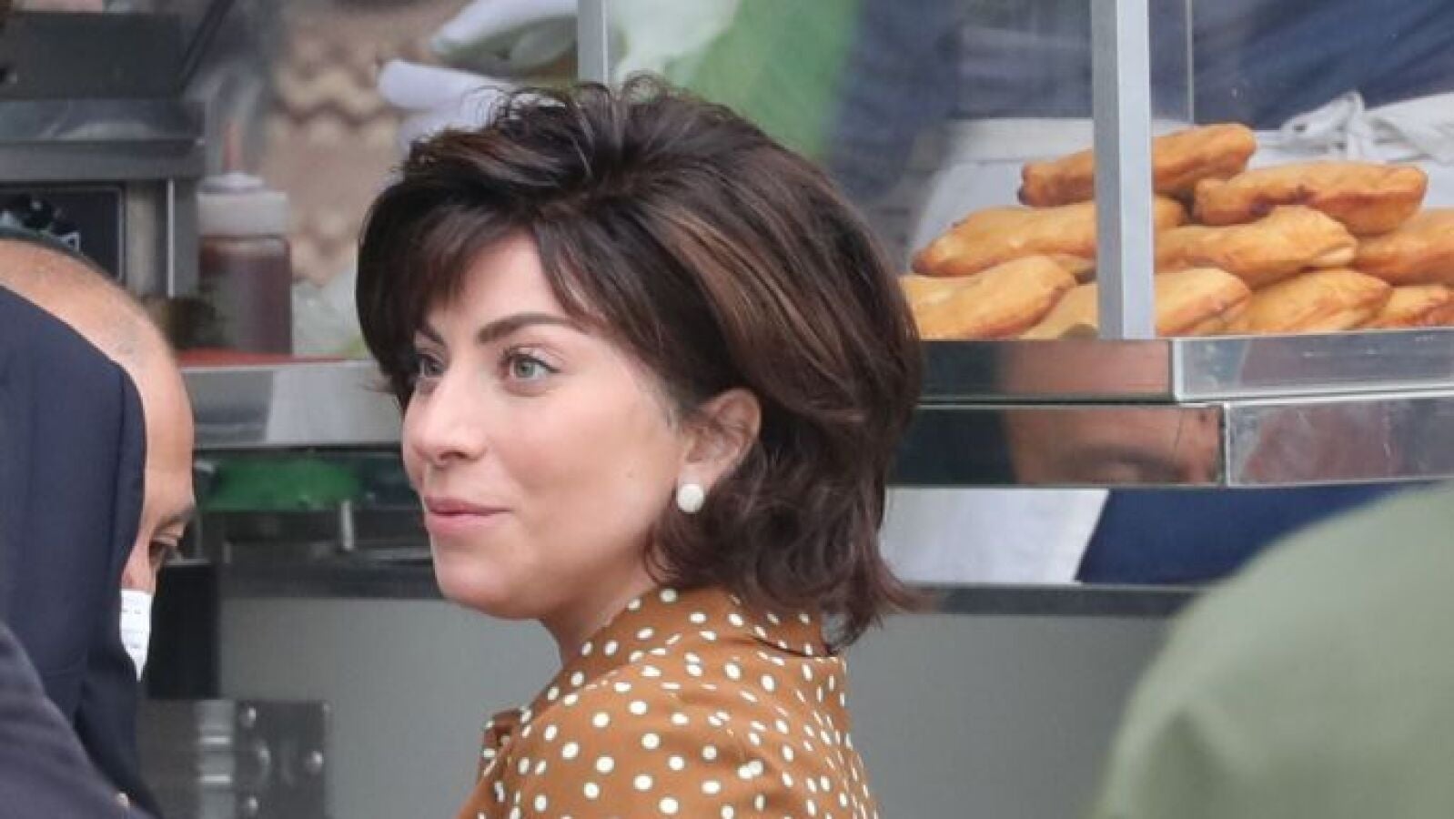 Lady Gaga muestra el enorme regalo que su novio le ha enviado a Roma por su cumpleaños: 
