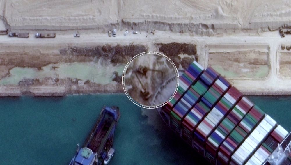 Desencalla el barco atascado en el Canal de Suez
