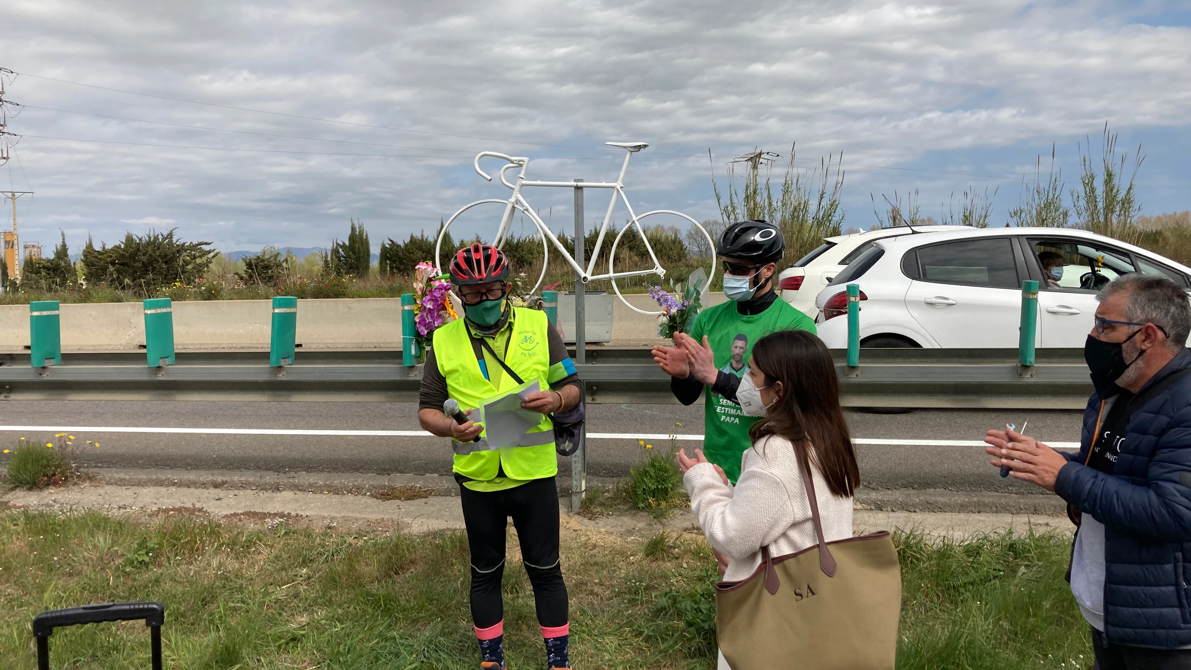 El emotivo homenaje a Sergi Murga, el exfutbolista del Girona B que muri&oacute; atropellado por una furgoneta mientras entrenaba en bicicleta