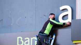 Un operario retira las letras de Bankia 