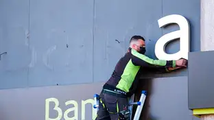 Un operario retira las letras de Bankia Un operario retira las letras de Bankia