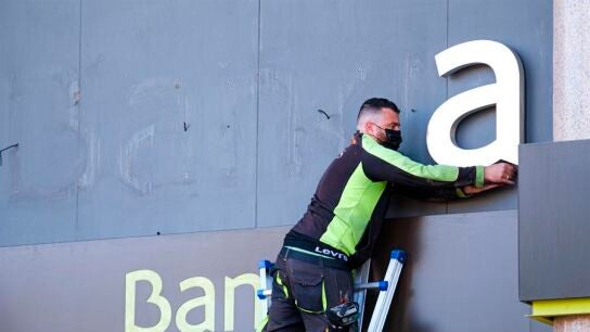 Un operario retira las letras de Bankia 