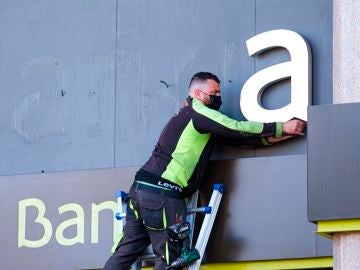 Un operario retira las letras de Bankia 
