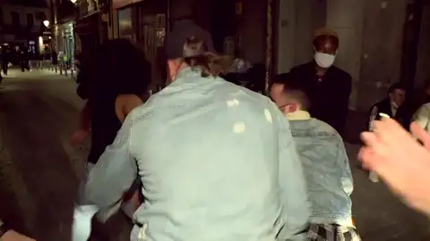 Las imágenes de turistas franceses de fiesta en Madrid en plena pandemia del coronavirus vuelven a agitar el debate político Las imágenes de turistas franceses de fiesta en Madrid en plena pandemia del coronavirus vuelven a agitar el debate político