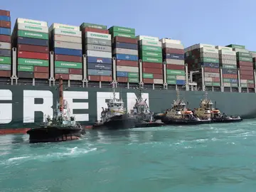 El buque 'Ever Given' encallado en el canal de Suez desde el martes pasado El buque 'Ever Given' encallado en el canal de Suez desde el martes pasado
