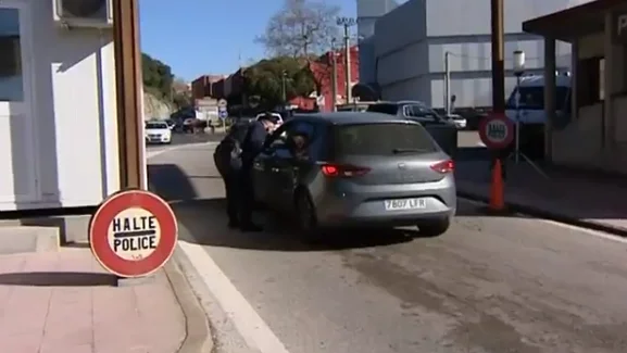 La Policía Nacional detiene a 31 personas por viajar con PCR falsos en La Jonquera, Girona La Policía Nacional detiene a 31 personas por viajar con PCR falsos en La Jonquera, Girona
