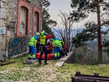 Herido un joven cae desde 5 metros de altura tras electrocutarse con la catenaria de un tren en Cercedilla, Madrid