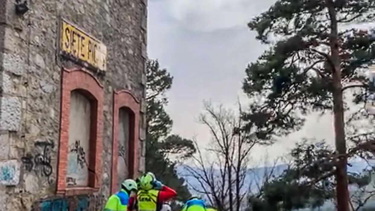 Herido un joven cae desde 5 metros de altura tras electrocutarse con la catenaria de un tren en Cercedilla, Madrid