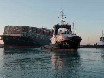 El 'Ever Given', encallado en el Canal de Suez