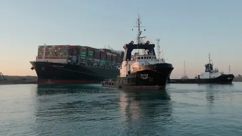 El 'Ever Given', encallado en el Canal de Suez Canal de Suez
