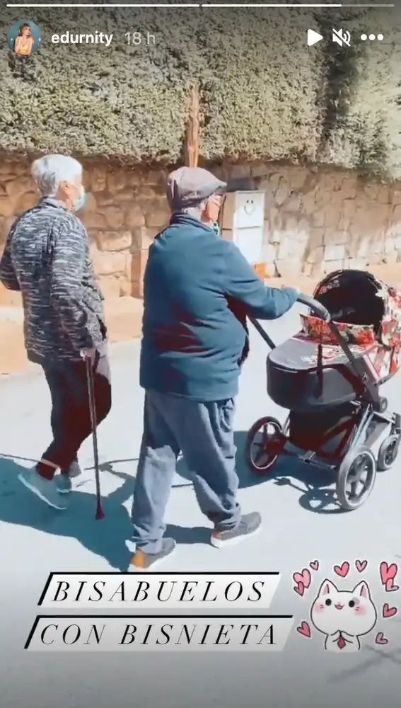 Edurne paseando junto a sus abuelos y su hija