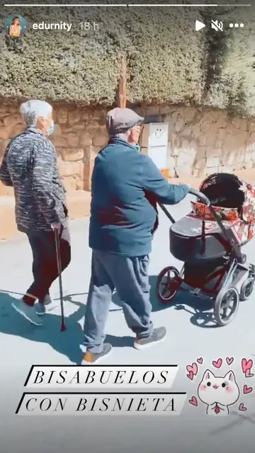 Edurne paseando junto a sus abuelos y su hija Edurne paseando junto a sus abuelos y su hija