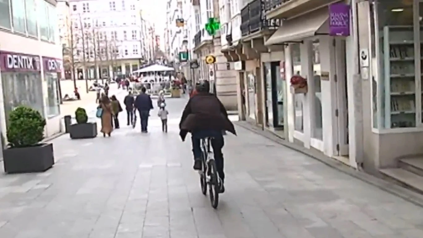 Un hombre circula en bicicleta por una calle en Ferrol Movilidad urbana