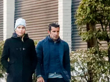 Luis Figo y su mujer, Helen Svedin, paseando a su perro Luis Figo y su mujer, Helen Svedin, paseando a su perro