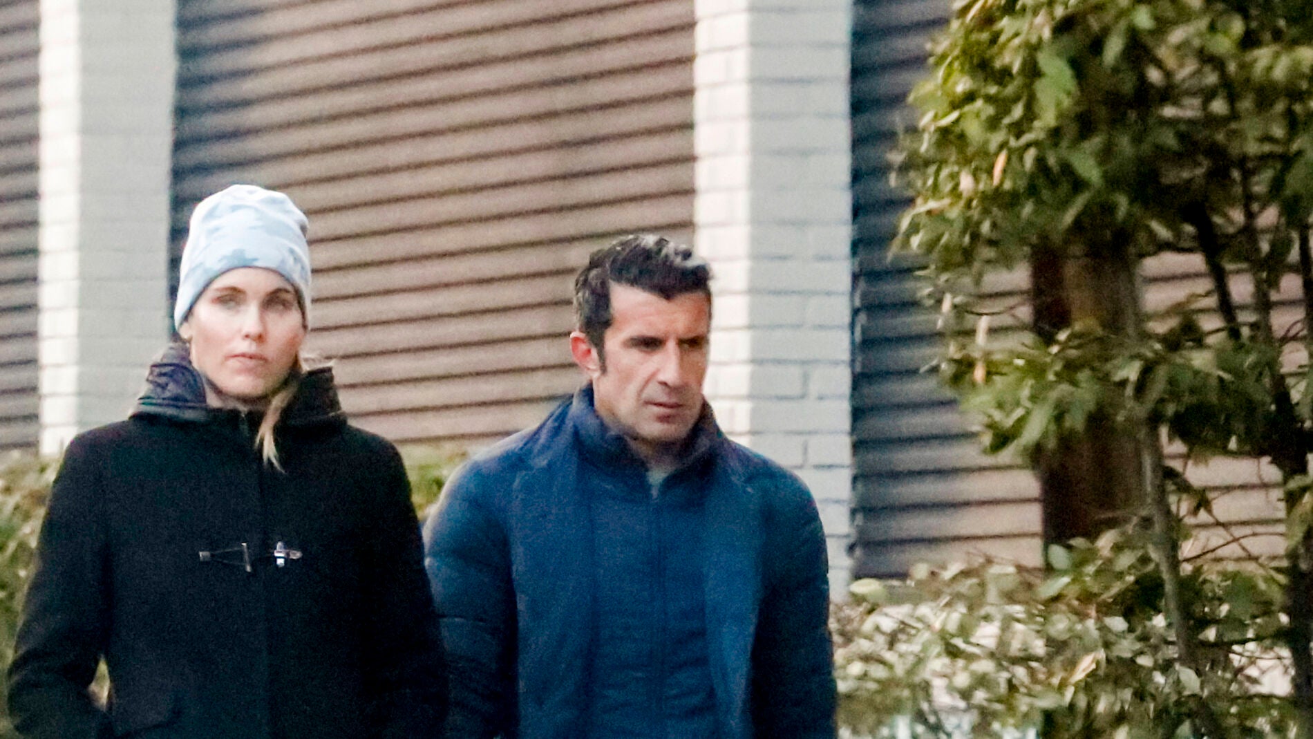 Luis Figo y su mujer, Helen Svedin, paseando a su perro