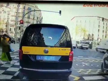 Un patinete eléctrico arrolla a una mujer cuando iba a coger un taxi en Barcelona