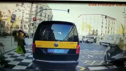 Un patinete eléctrico arrolla a una mujer cuando iba a coger un taxi en Barcelona Un patinete eléctrico arrolla a una mujer cuando iba a coger un taxi en Barcelona