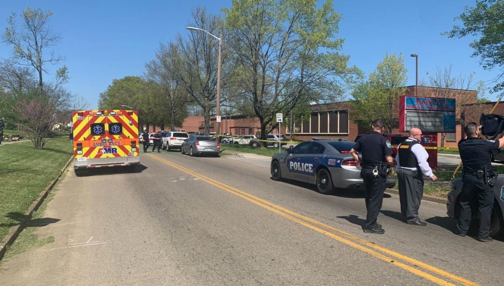 EEUU: Al menos un muerto en un tiroteo en un instituto en Knoxville