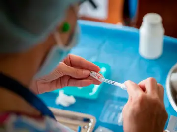 Imagen de una sanitaria manipulando una vacuna Imagen de una sanitaria manipulando una vacuna