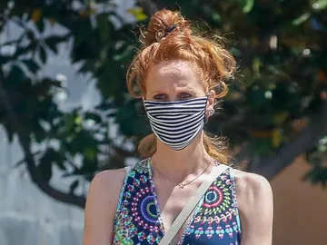 María Castro paseando a su hija María Castro paseando a su hija