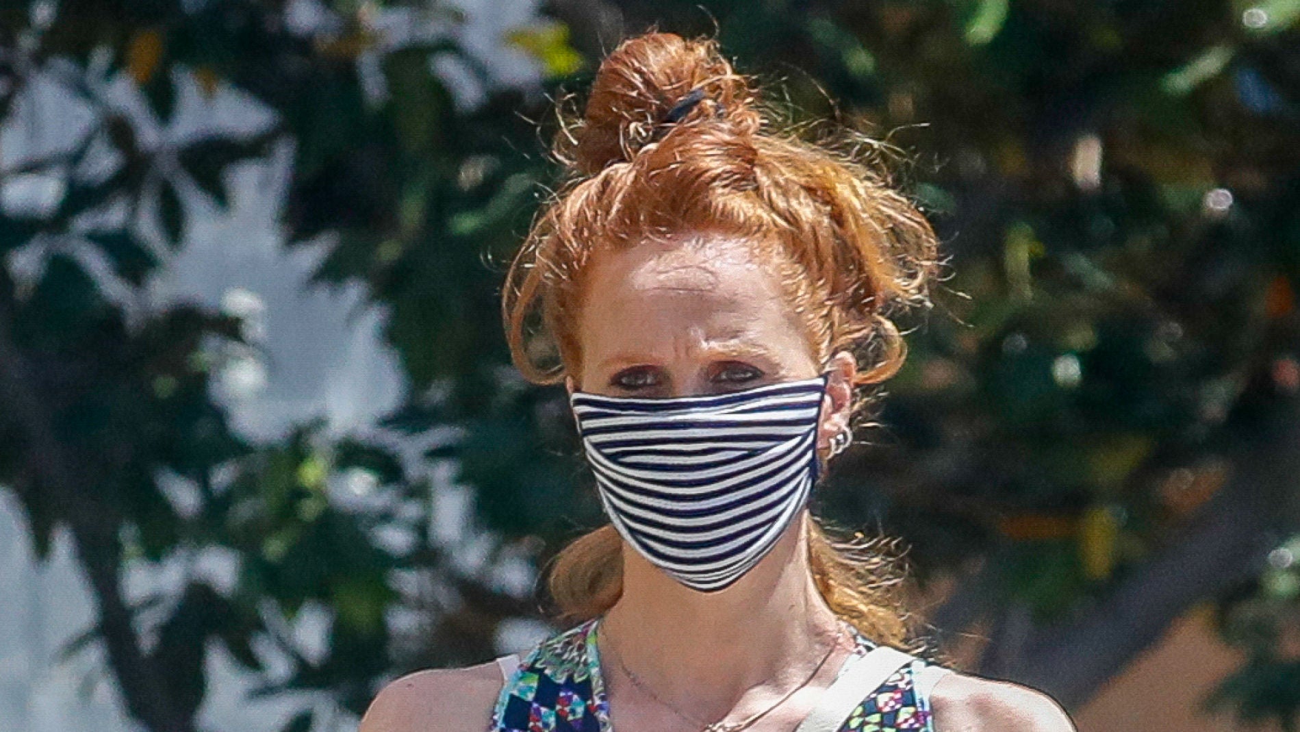 María Castro paseando a su hija