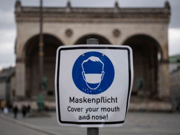 Un cartel recuerda la obligación de llevar mascarilla en Alemania