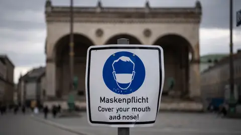 Un cartel recuerda la obligación de llevar mascarilla en Alemania Coronavirus