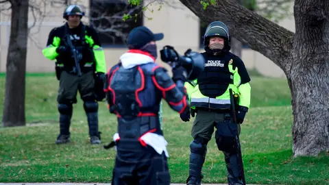 La policía vigila una calle en Mineápolis Daunte Wright