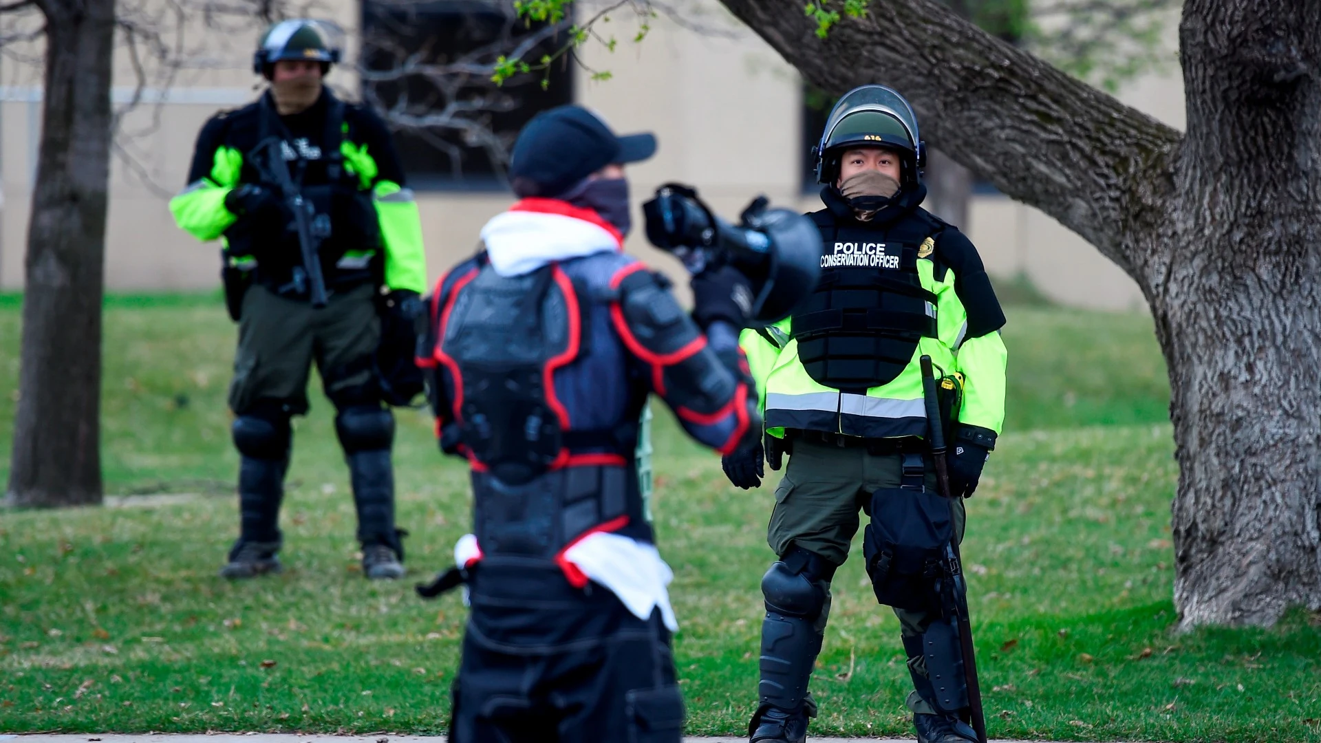 La policía vigila una calle en Mineápolis Daunte Wright