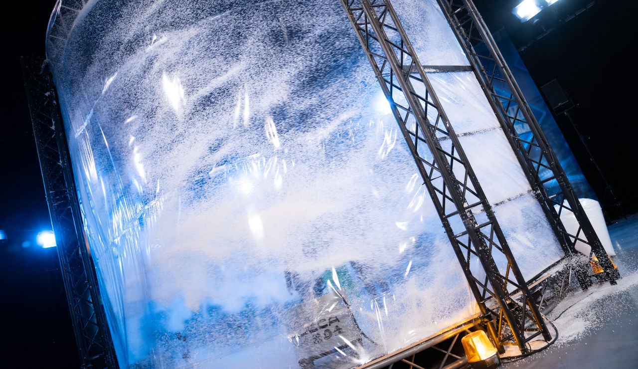 Marron muestra a Helen Lindes cómo se vive un tornado desde dentro en 'El Hormiguero 3.0' Marron muestra a Helen Lindes cómo se vive un tornado desde dentro en 'El Hormiguero 3.0'