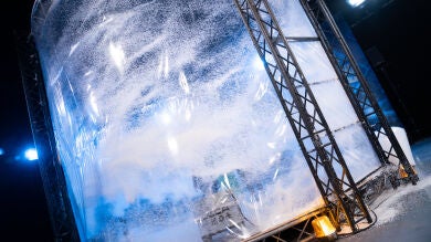 Marron muestra a Helen Lindes cómo se vive un tornado desde dentro en 'El Hormiguero 3.0'
