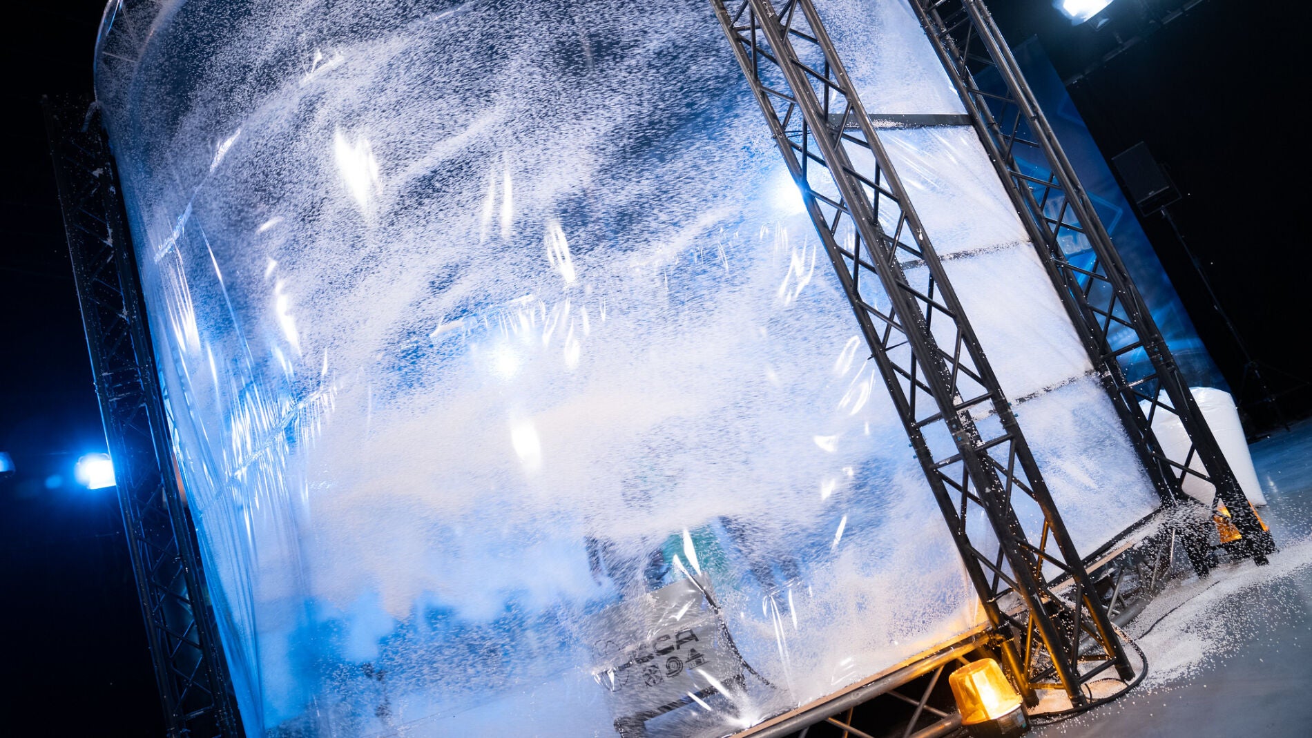 Marron muestra a Helen Lindes c&oacute;mo se vive un tornado desde dentro en 'El Hormiguero 3.0'