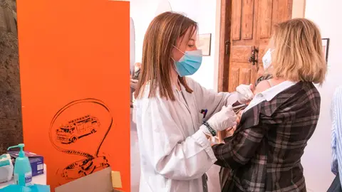 Una mujer se vacuna contra el coronavirus en Zaragoza Coronavirus