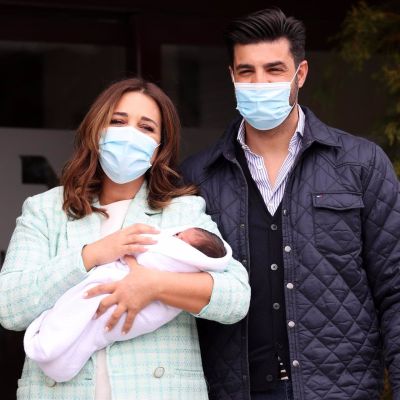 Paula Echevarría y Miguel Torres con su hijo a la salida del hospital