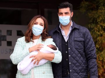 Paula Echevarría y Miguel Torres con su hijo a la salida del hospital