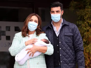 Paula Echevarría y Miguel Torres con su hijo a la salida del hospital Paula Echevarría y Miguel Torres con su hijo a la salida del hospital
