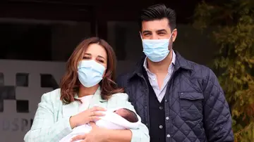 Paula Echevarría y Miguel Torres con su hijo a la salida del hospital