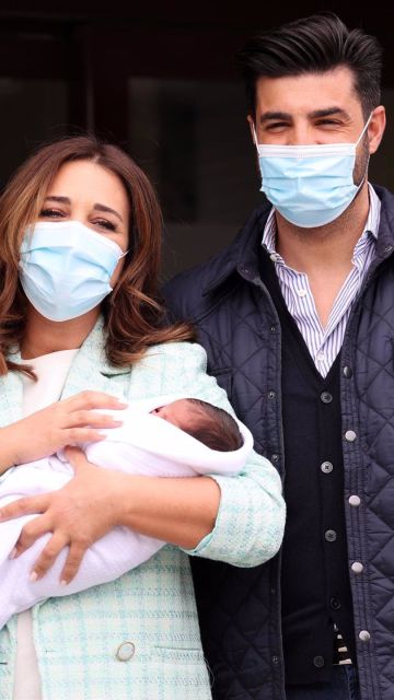 Paula Echevarría y Miguel Torres con su hijo a la salida del hospital