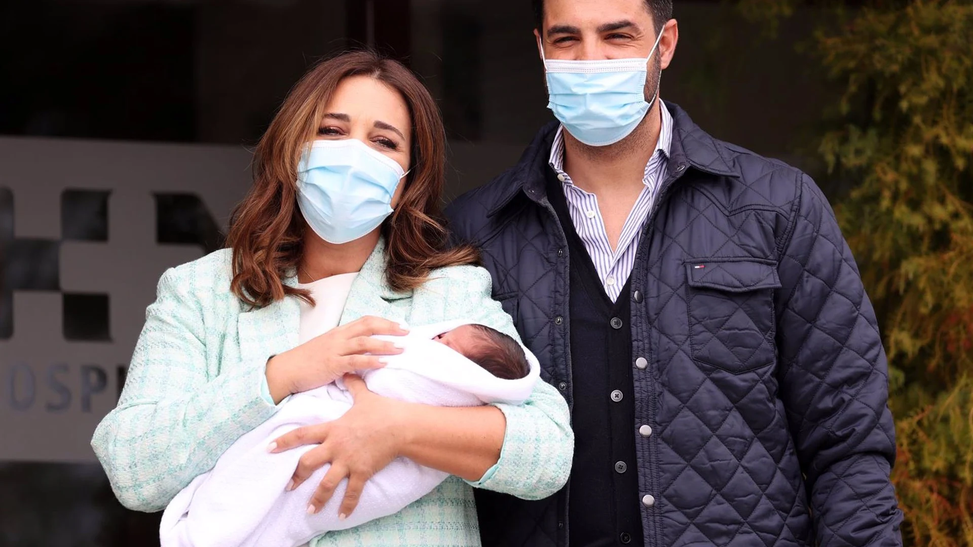 Paula Echevarría y Miguel Torres con su hijo a la salida del hospital Paula Echevarría y Miguel Torres con su hijo a la salida del hospital