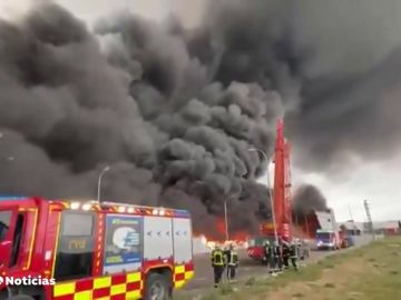 Espectacular incendio en un polígono industrial de Seseña